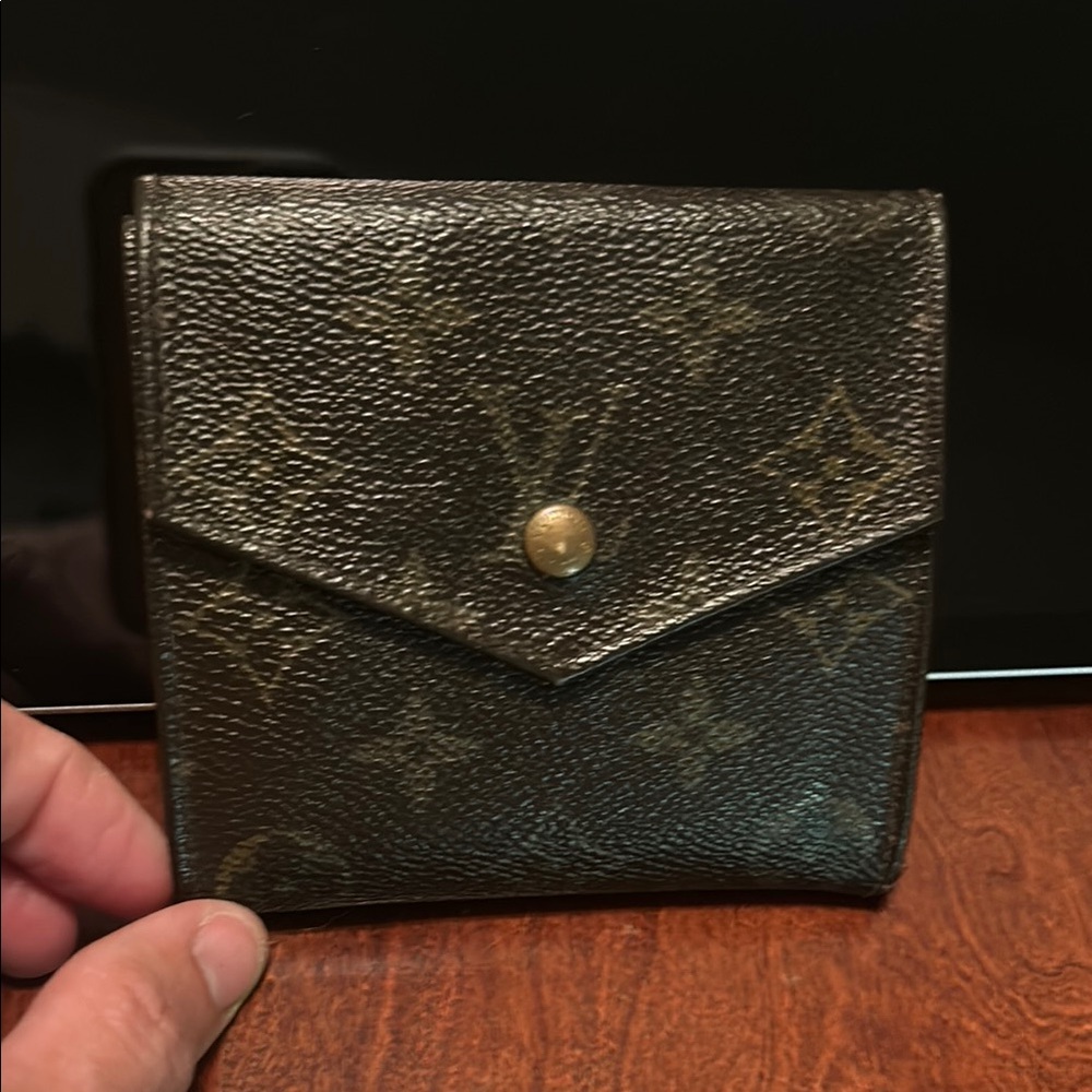 Vintage authentic Louis Vuitton Elise Monogram Tri-fold (M10982) 1998!